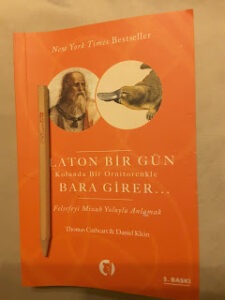 Platon Bir Gün Bir Kolunda Bir Ornitorenkle Bara Girer